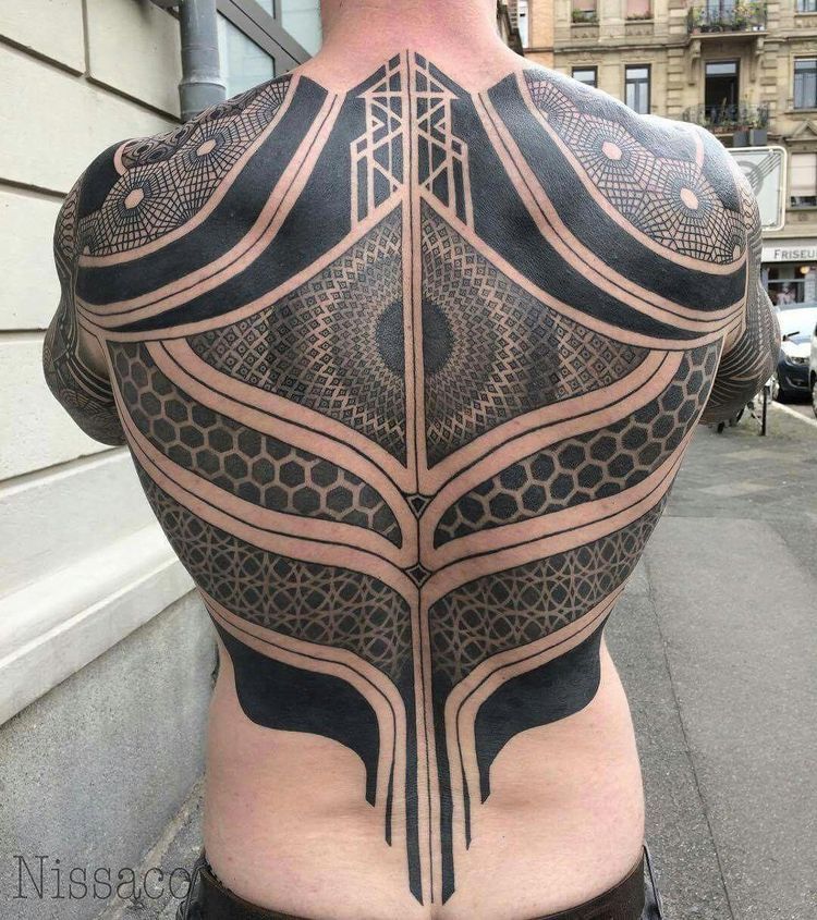 tatuagem nas costas masculina - Tribal