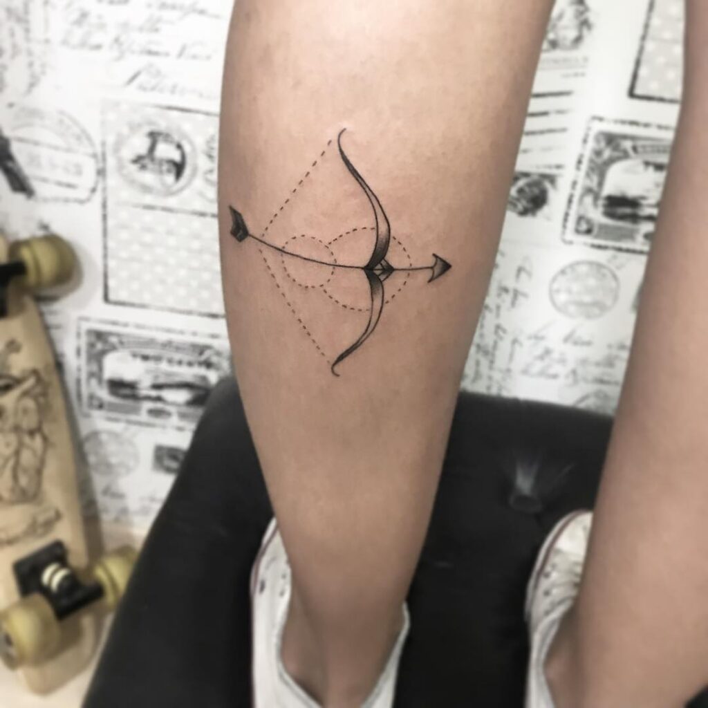 tatuagem masculina, desenho de tatuagem na perna, tatuagem de flecha