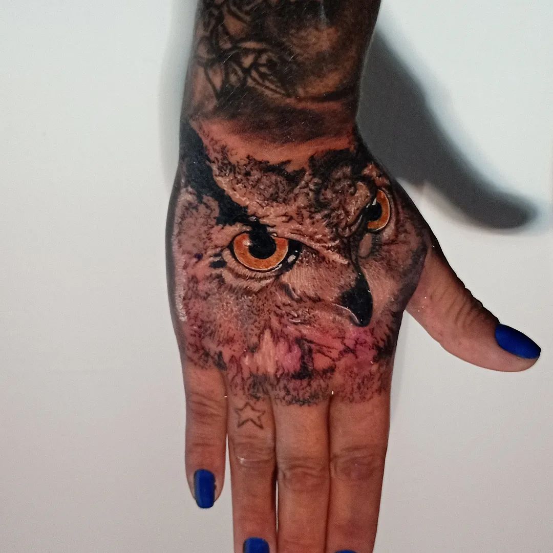 Tatuagem na mão animais