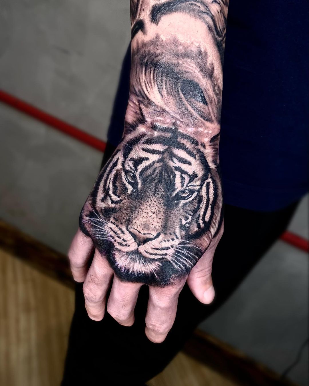 Tatuagem na mão animais