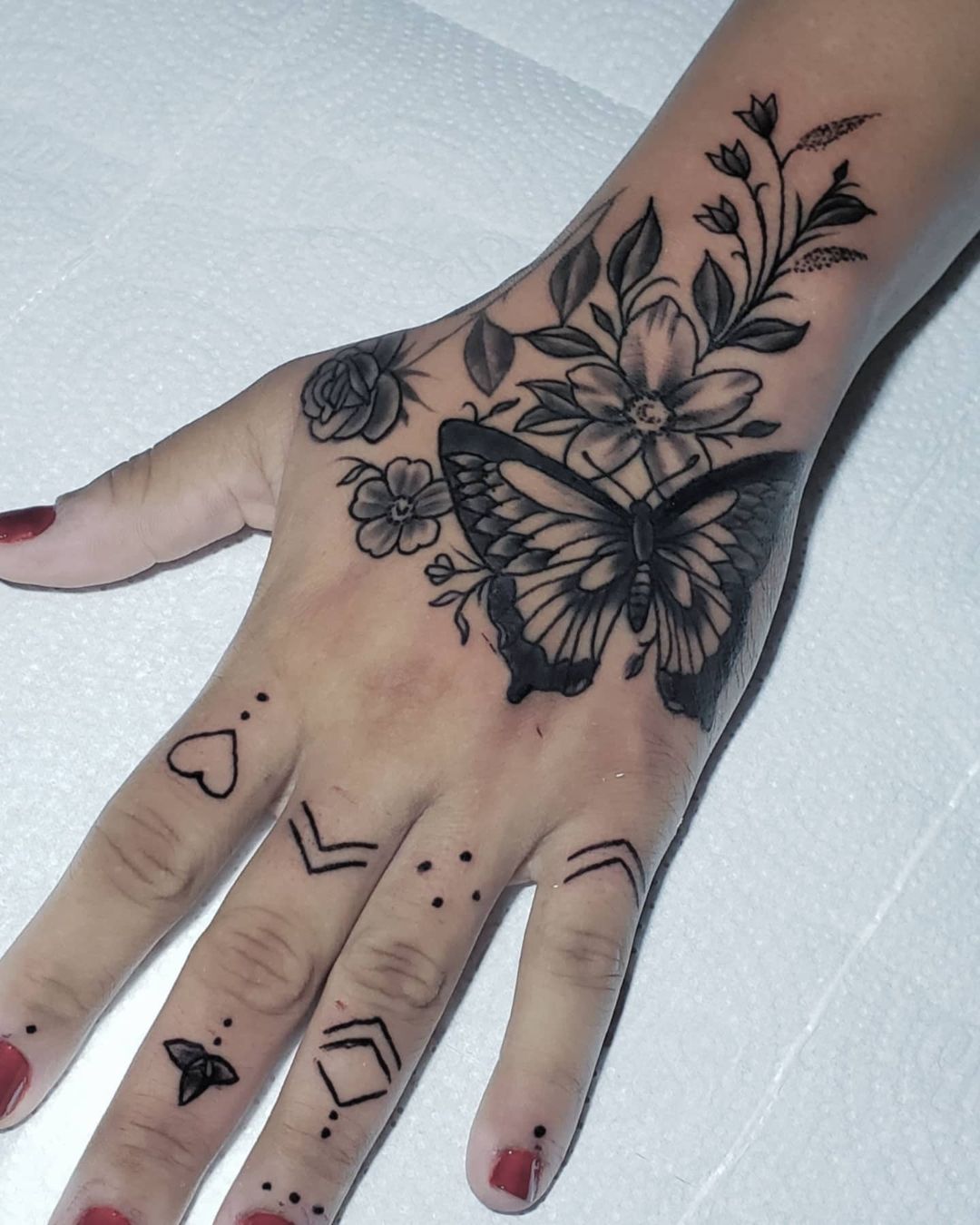 Tatuagem na Mão - Borboleta com Flores 