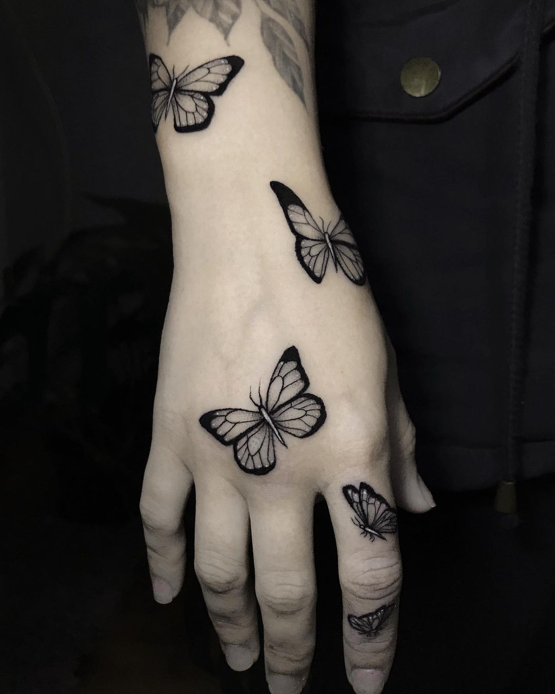 TATUAGEM FEMININA NA MÃO BORBOLETAS E FLORZINHAS - NOEL FILHO TATTOO 