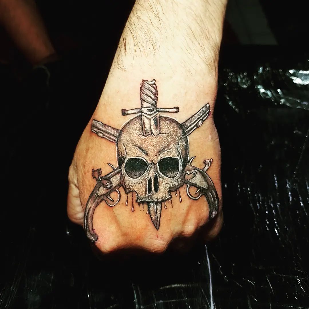 Tatuagem na mão caveira