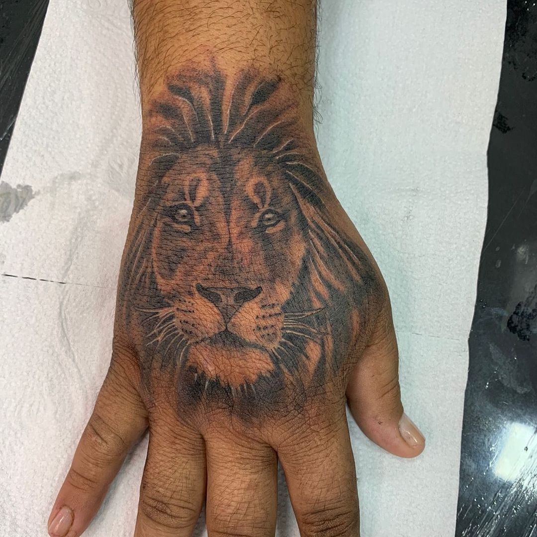 Tatuagem na mão leão