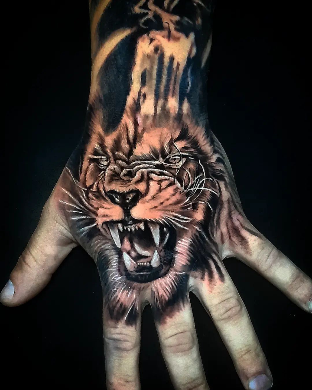 Tatuagem na mão leão