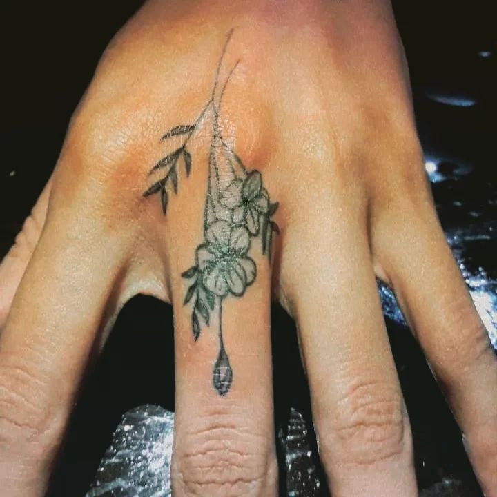 Tatuagem na mão masculina