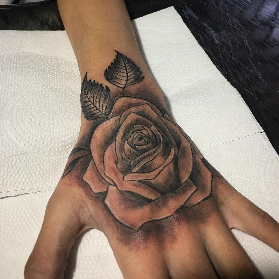 Tatuagem na mão rosa