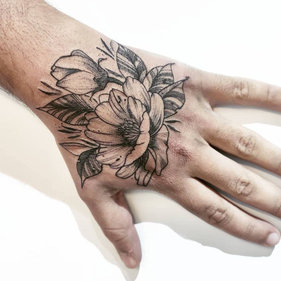 Tatuagem na mão rosa