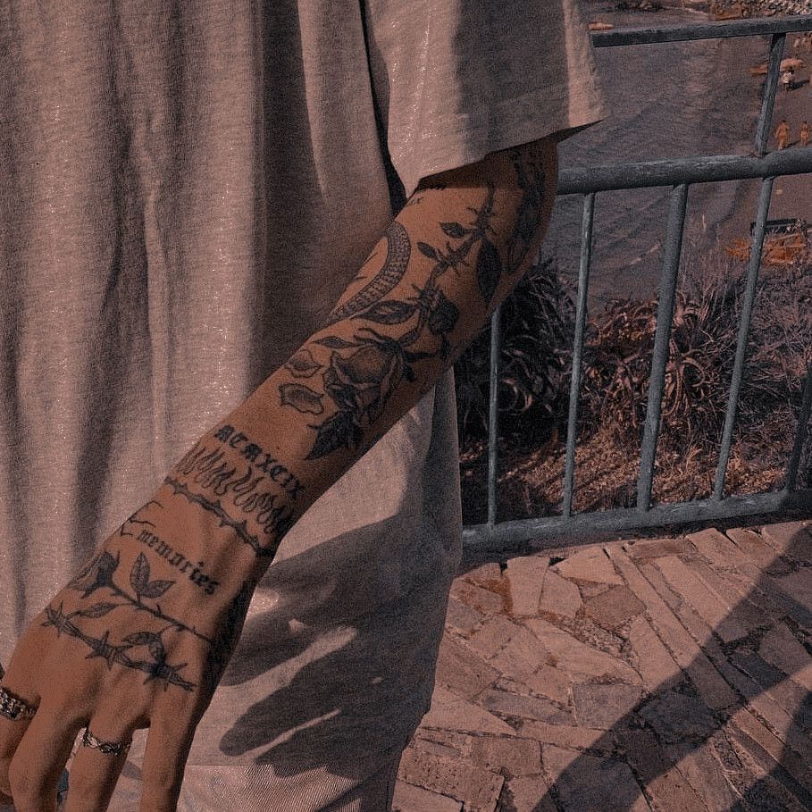 Tatuagem antebraço masculina pequena