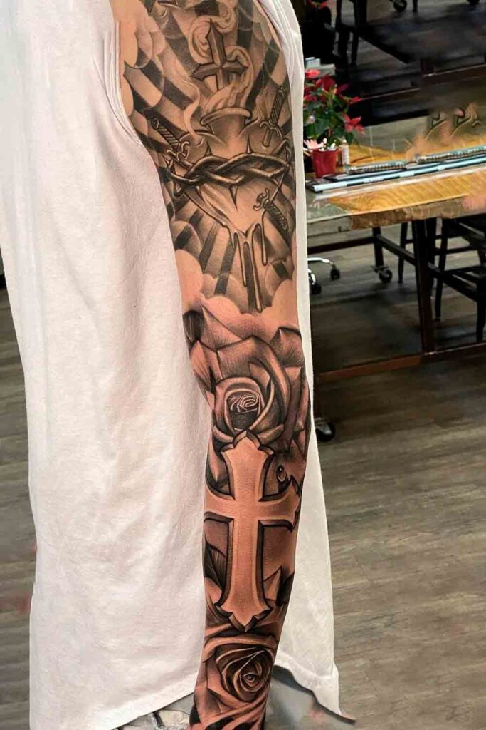 Tatuagem antebraço masculina religiosa