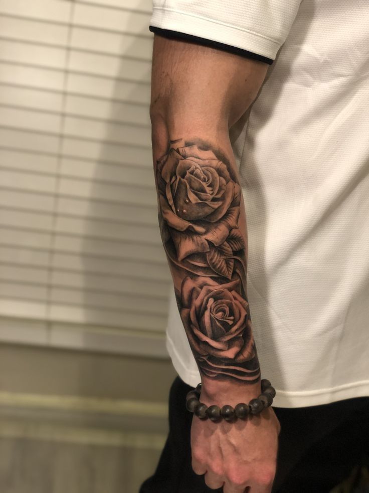 Tatuagem antebraço masculina rosas