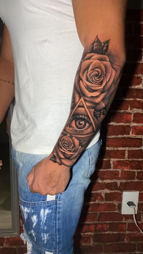 Tatuagem antebraço masculina rosas