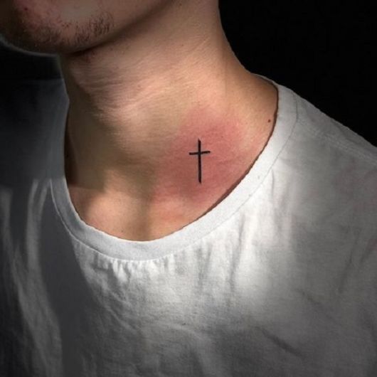 tatuagem-de-cruz-no-pescoço