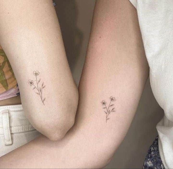 tatuagem minimalista no cotevelo