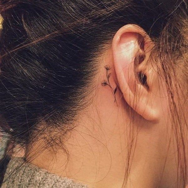 tatuagem minimalista atras da orelha