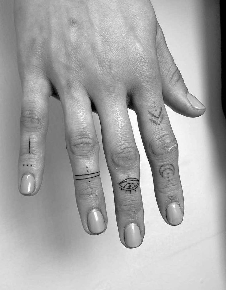 tatuagem minimalista no dedo