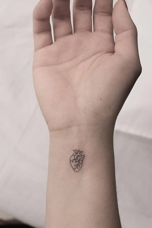 Tatuagem minimalista no pulso