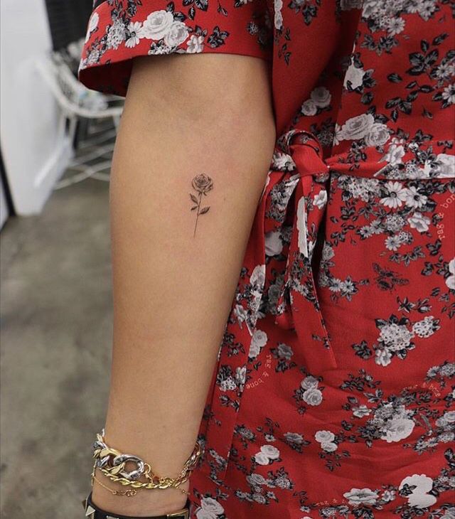Tatuagem de rosa minimalista