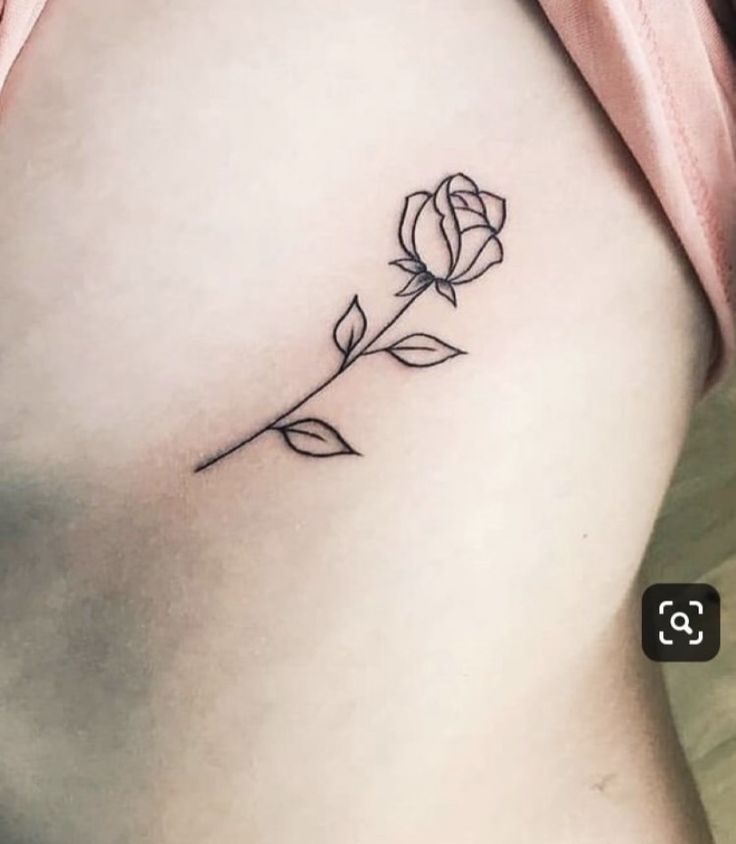 Tatuagem de rosa minimalista