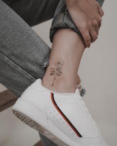 tatuagem minimalista no tornozelo