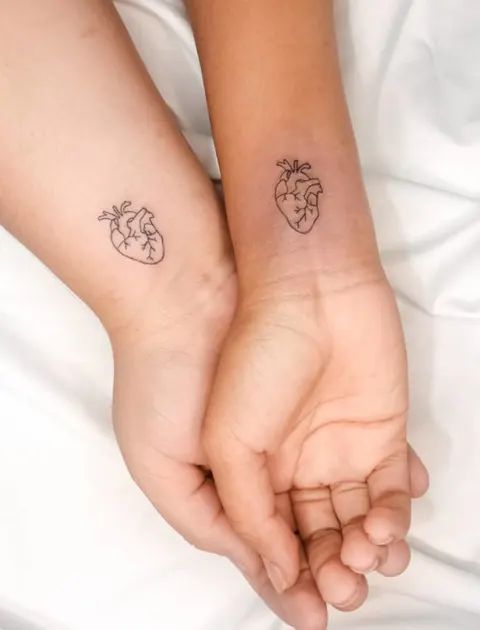 Tatuagem minimalista de casal