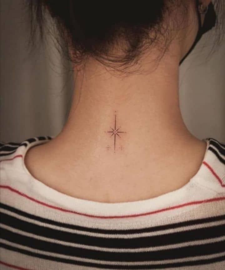 tatuagem minimalista na nuca