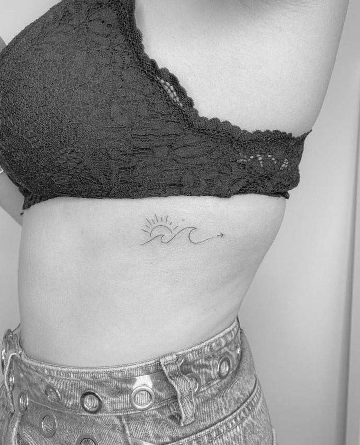 tatuagem minimalista na costela